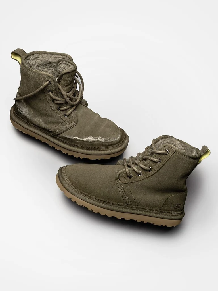 Зимние ботинки UGG с солевыми следами до ухода и после чистки.